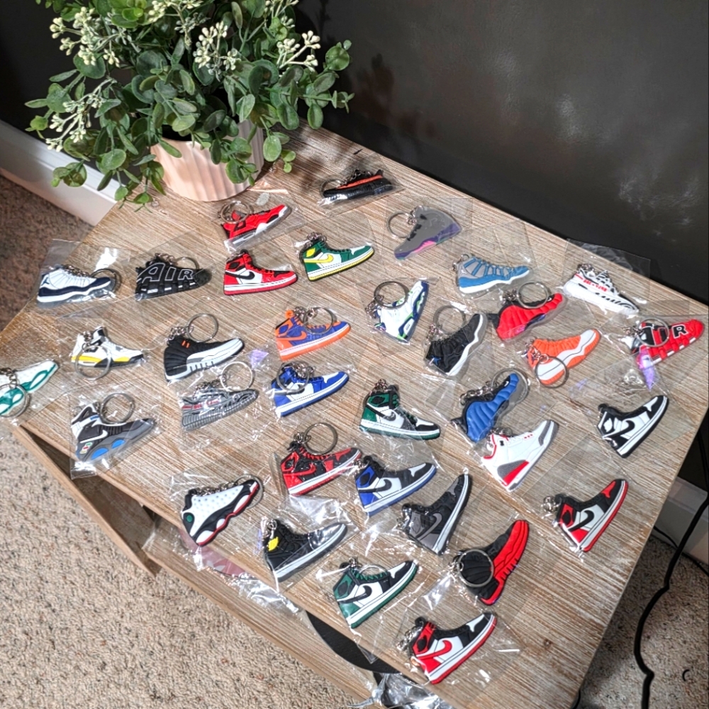 32 Pc Sneaker Head Assorted Key Chain Set